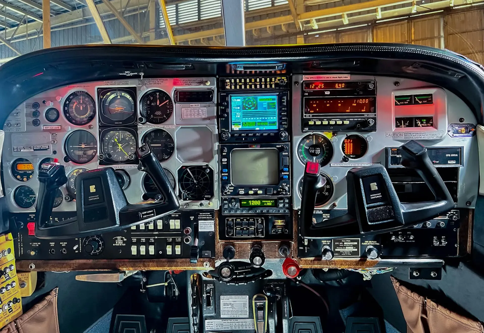 CESSNA P210N photo 4