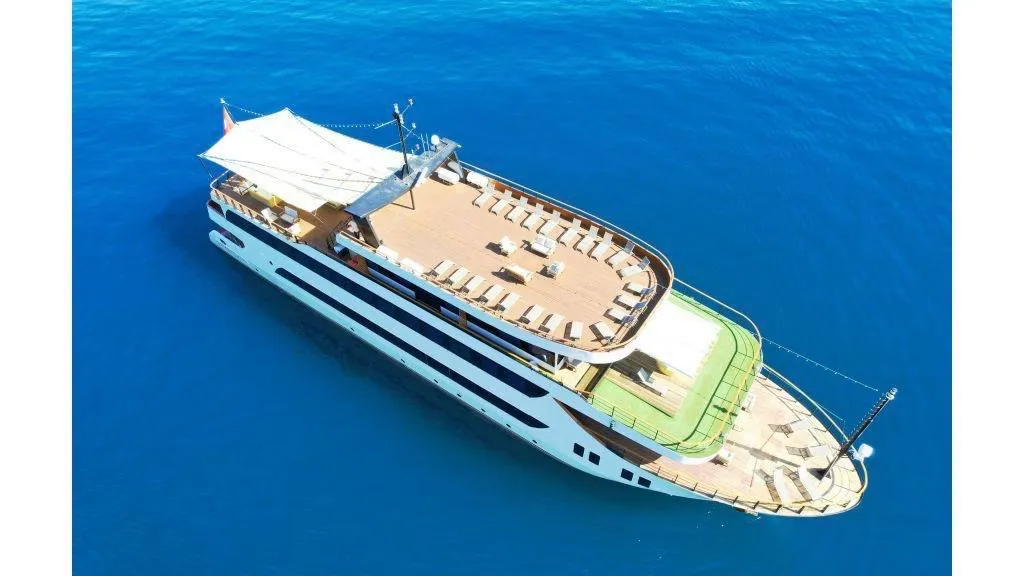 LUXURY EXCURSION YACHT
