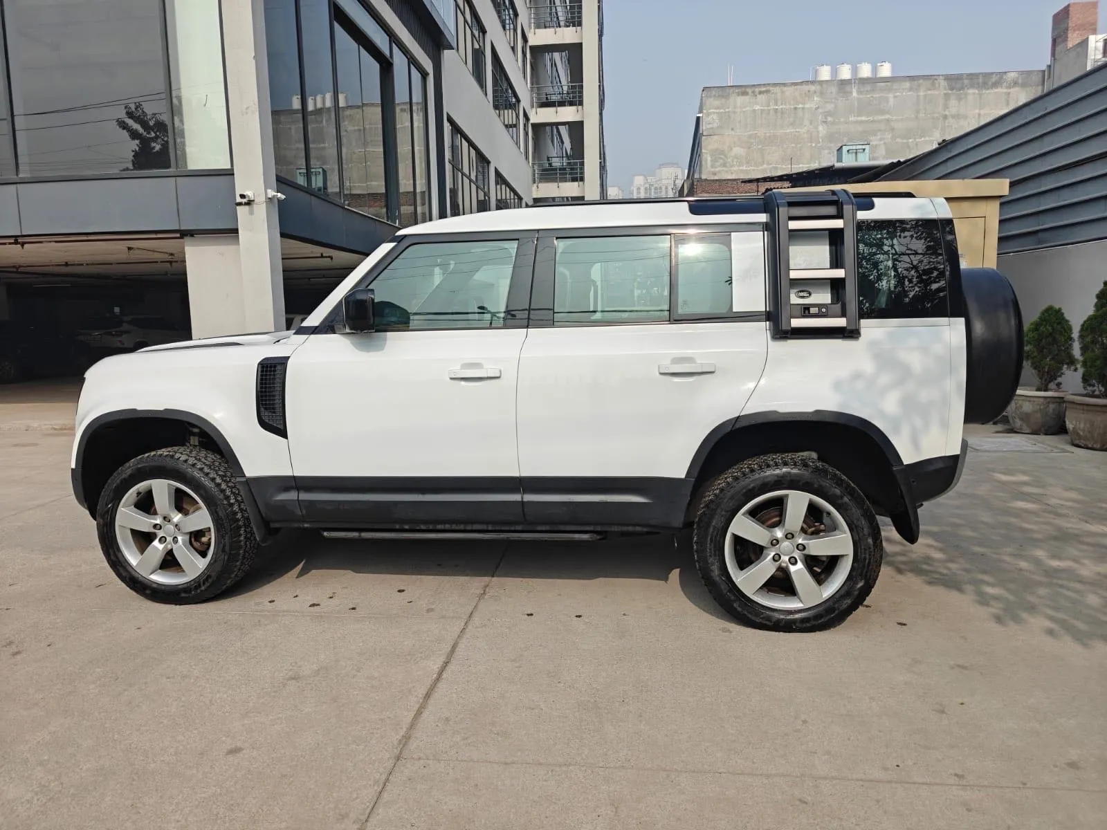 2024 DEFENDER HSE 110 2.0 L PETROL UNREGISTED DEMO CAR
