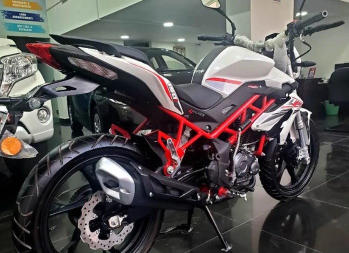 BENELLI TNT 150 BLACK-WHITE, Brand New Bike Zero Meter