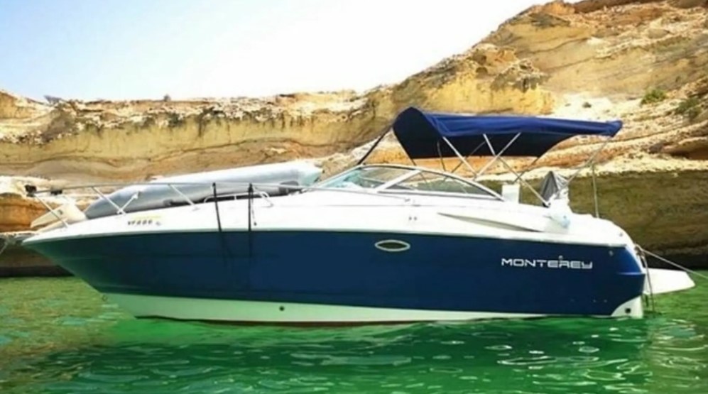 From me a yacht from Monterey 28 feet Read the description